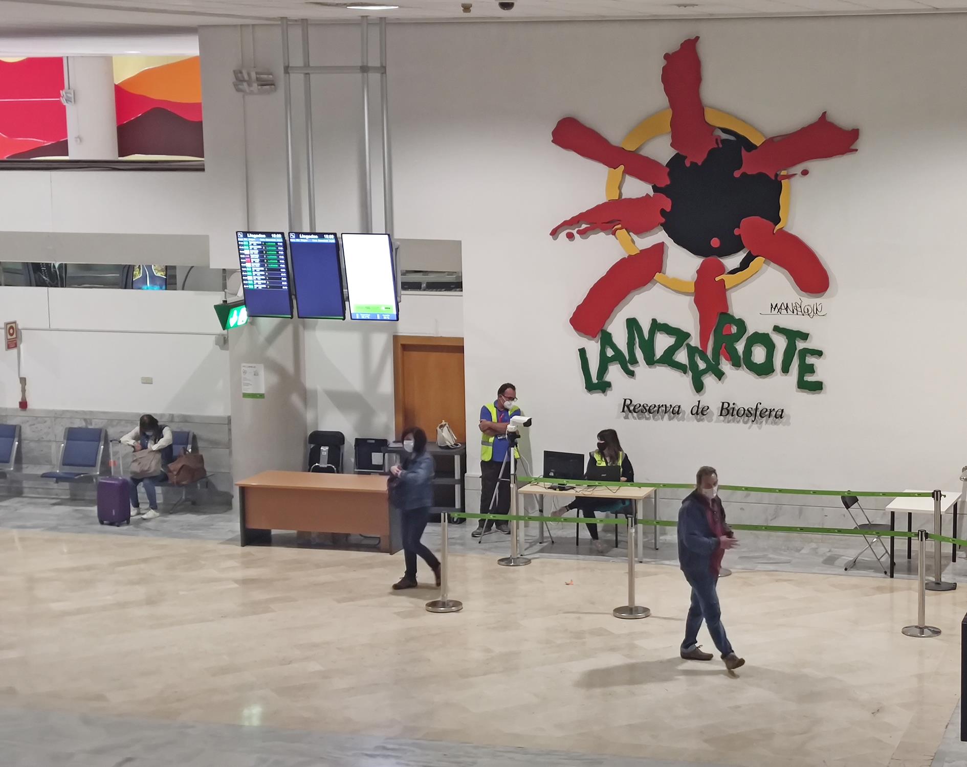 Control de pasajeros en el aeropuerto de Lanzarote ante la Covid