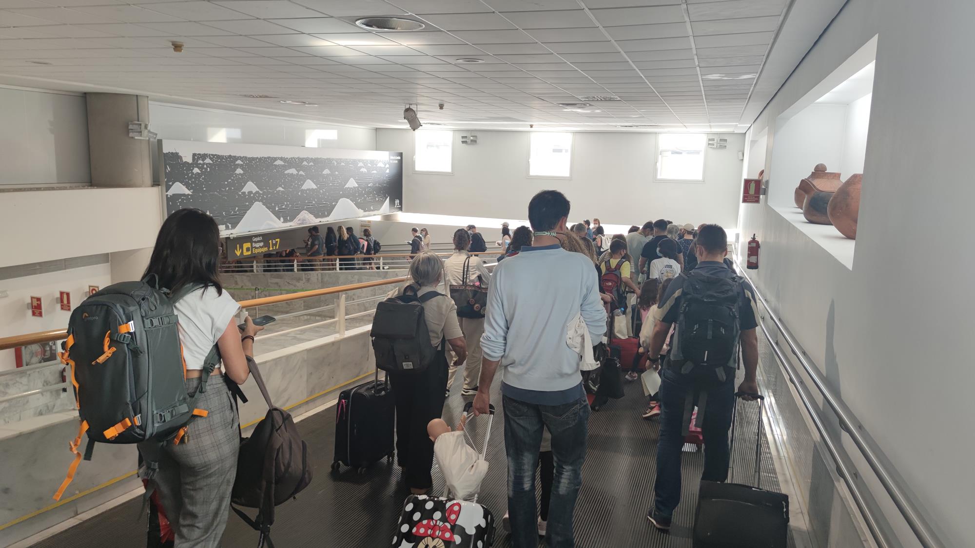 Colas en el control de pasajeros en el aeropuerto de Lanzarote ante la Covid