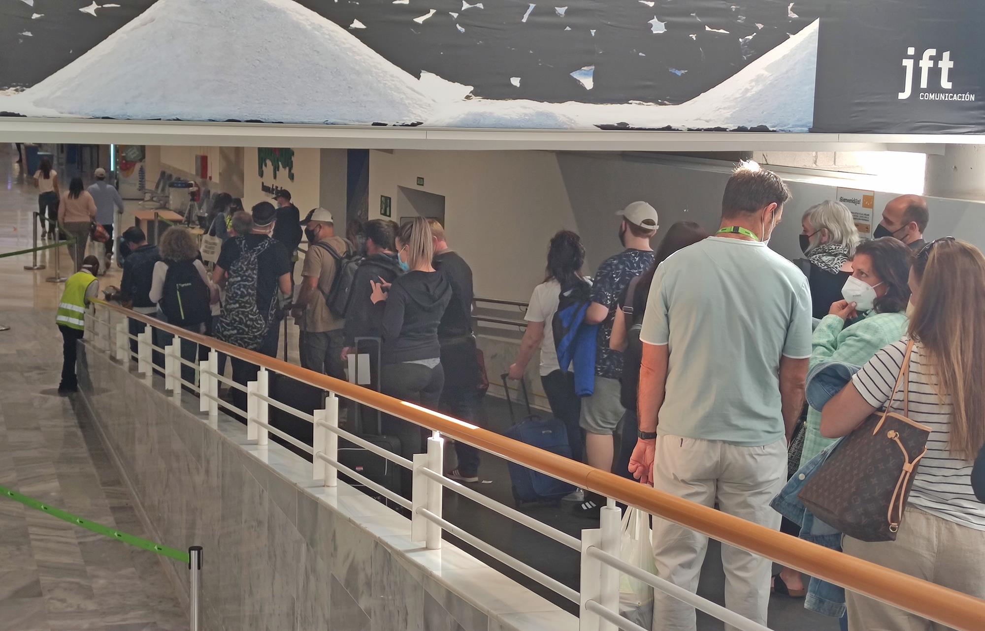 Colas en el control de pasajeros en el aeropuerto de Lanzarote ante la Covid