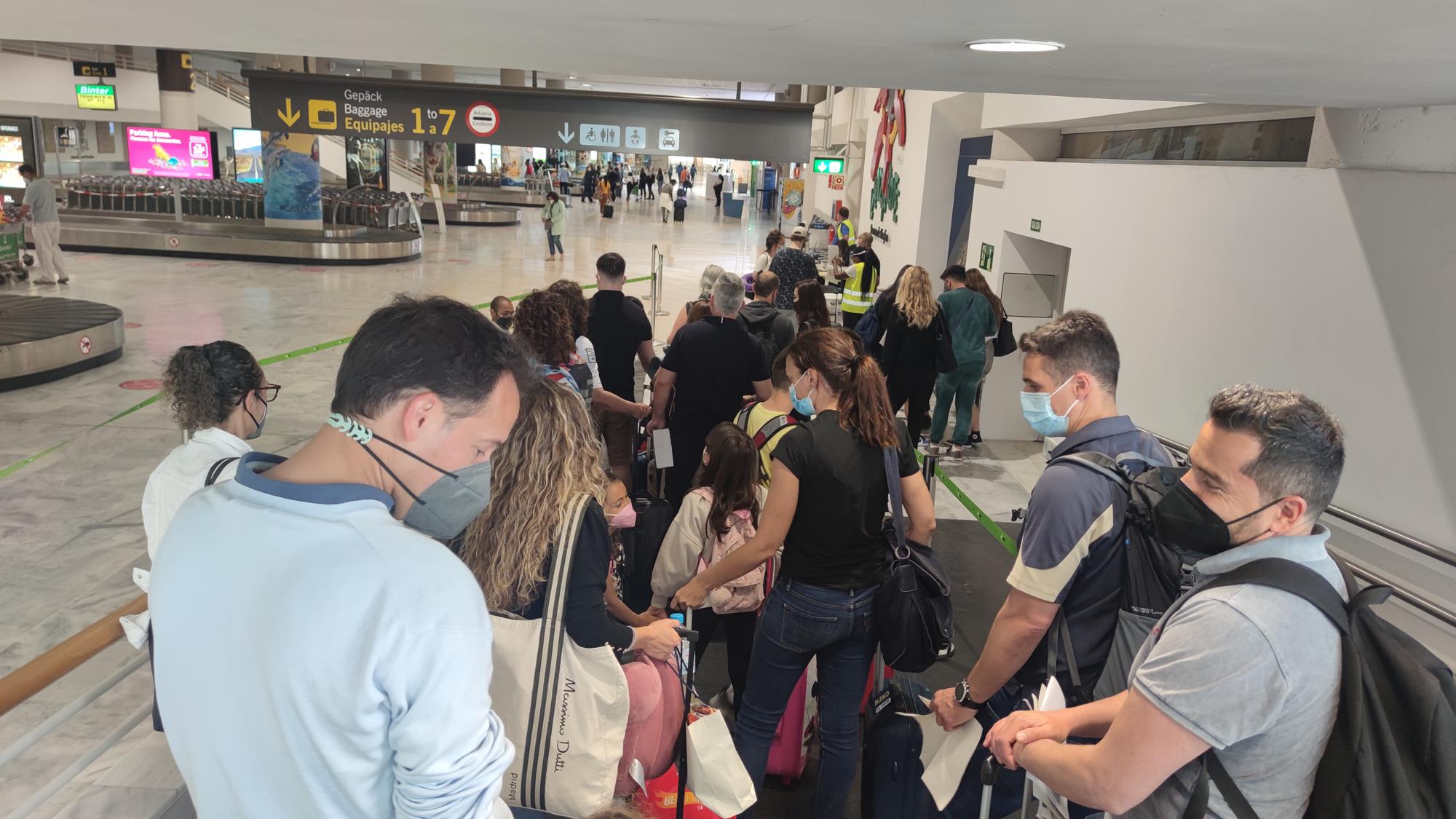 Colas en el control de pasajeros en el aeropuerto de Lanzarote ante la Covid