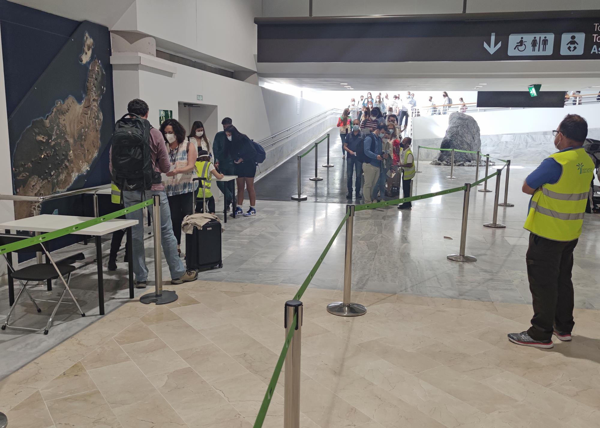 Control de pasajeros en el aeropuerto de Lanzarote ante la Covid