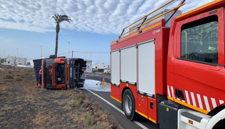 Camión volcado en Los Lirios