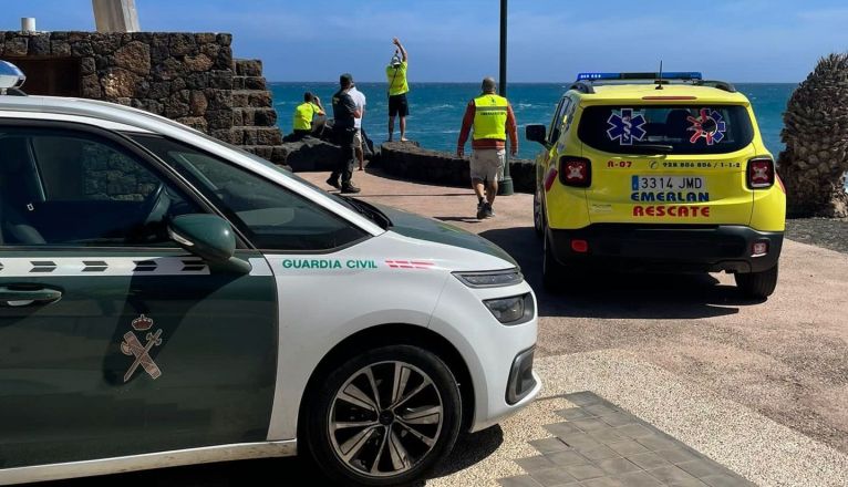 Rescate de un windsurfista en Costa Teguise