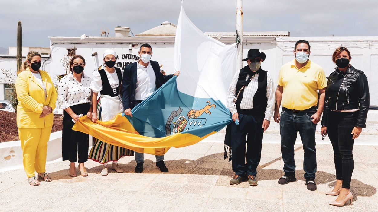 Izado de la bandera canaria en Teguise