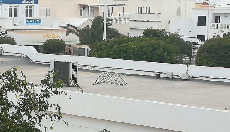 Una de las porterías fue encontrada encima del techo de la biblioteca municipal Una de las porterías fue encontrada encima del techo de la biblioteca municipal