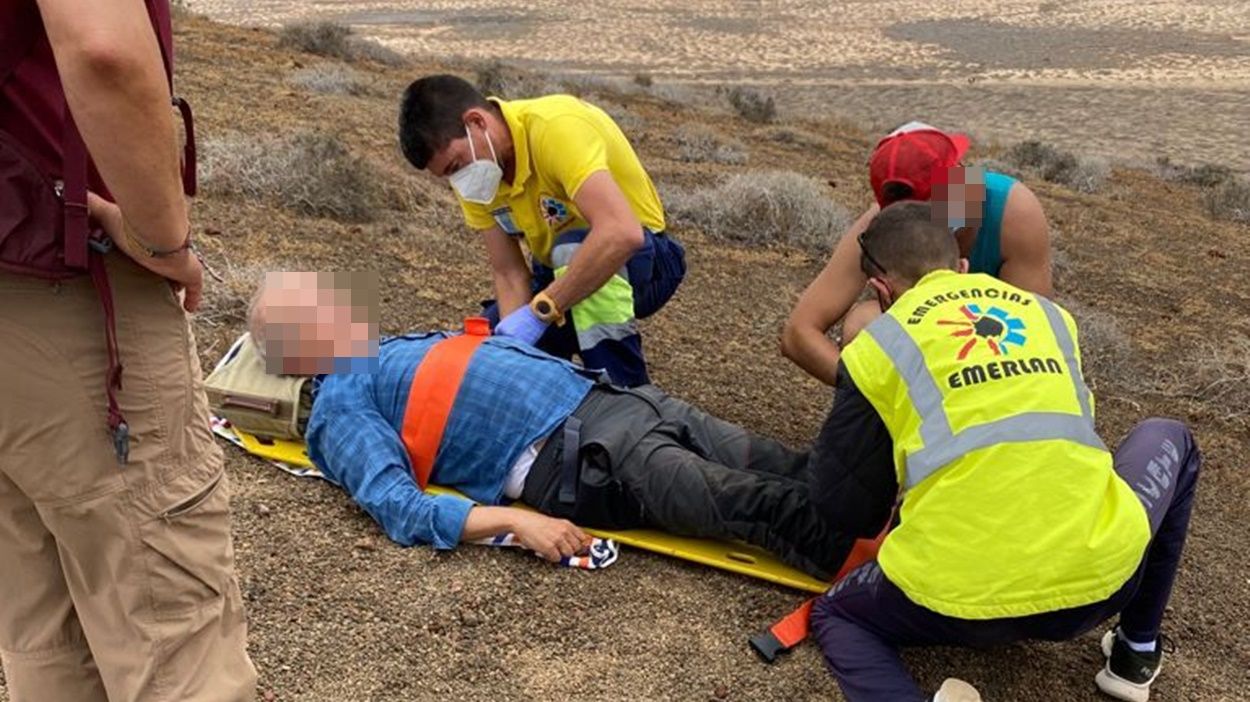Emerlan, asistiendo al senderista en la Montaña Bermeja de La Graciosa
