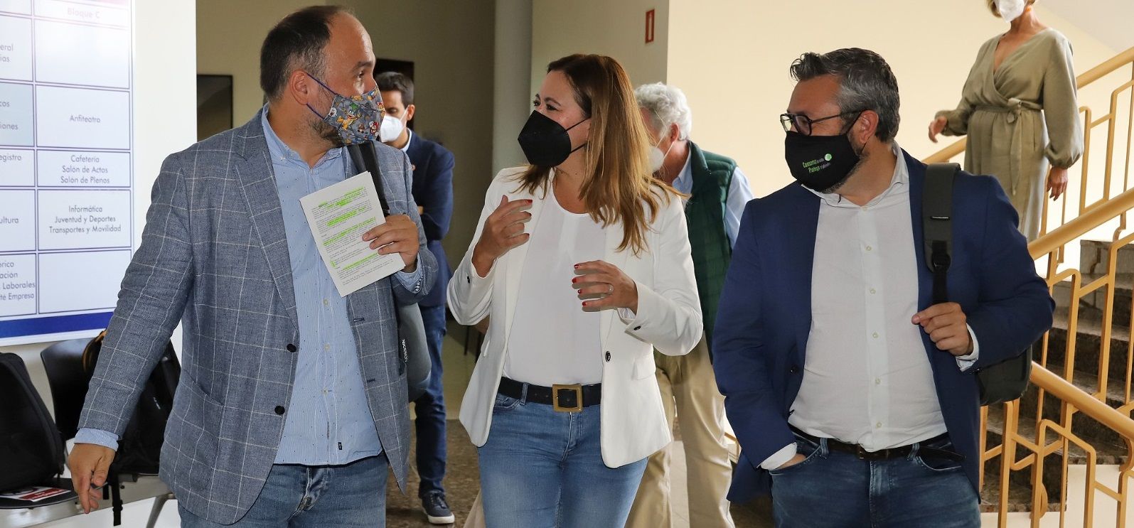 El consejero de Planificación Territorial del Gobierno canario y su equipo, junto a la presidenta del Cabildo