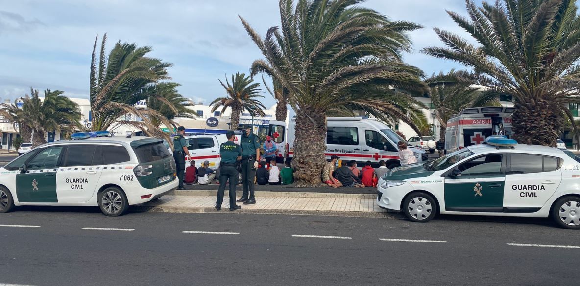 Cruz Roja y Guardia Civil asisten a inmigrantes en Costa Teguise