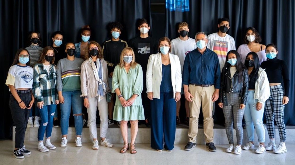 Alumnos y docentes del IES Las Maretas, con las representantes del Ayuntamiento de Arrecife