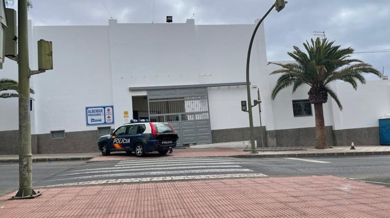 Un vehículo de la Policía Nacional, frente a la Ciudad Deportiva