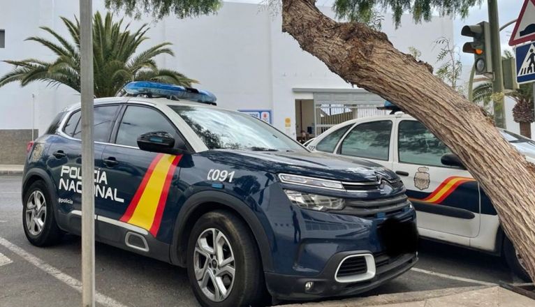 Vehículos de la Policía Nacional frente a la Ciudad Deportiva