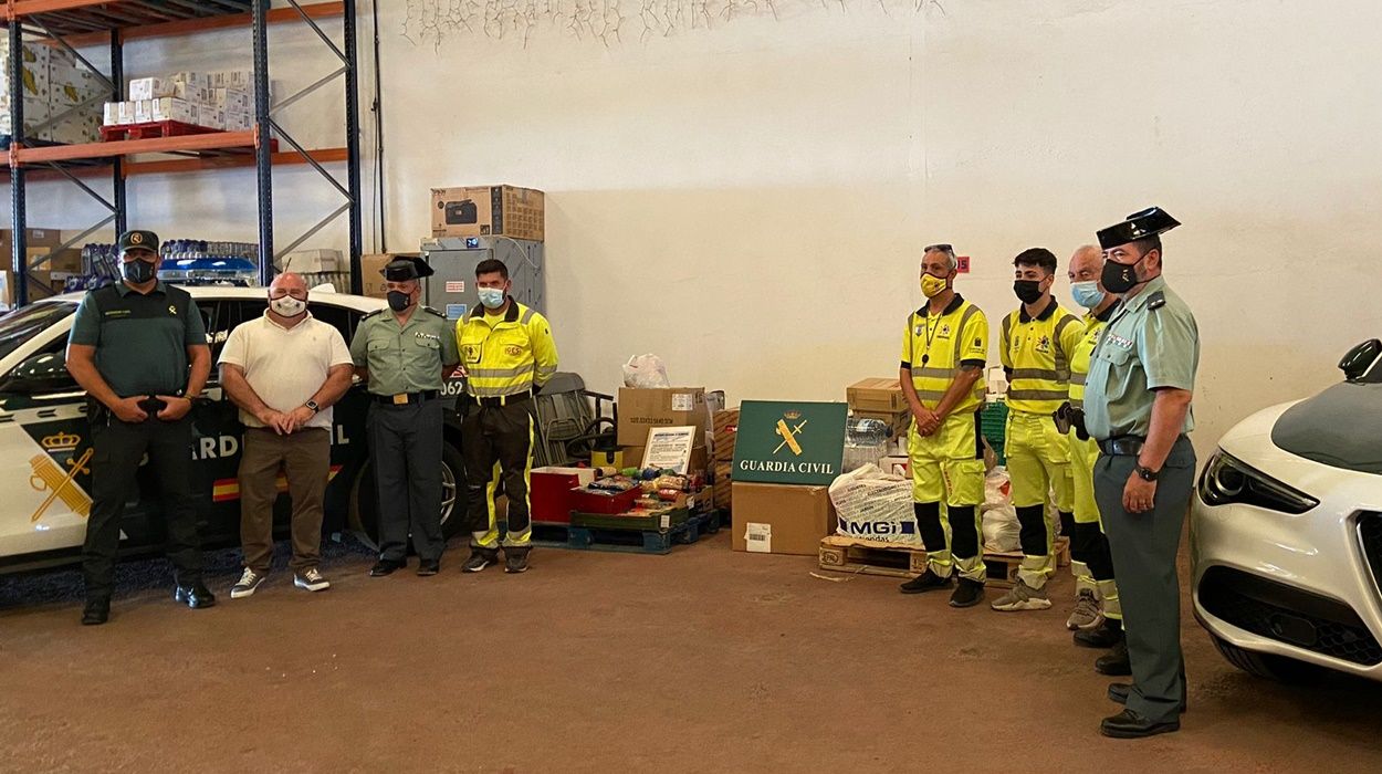 Entrega de alimentos de la Guardia Civil a Emerlan
