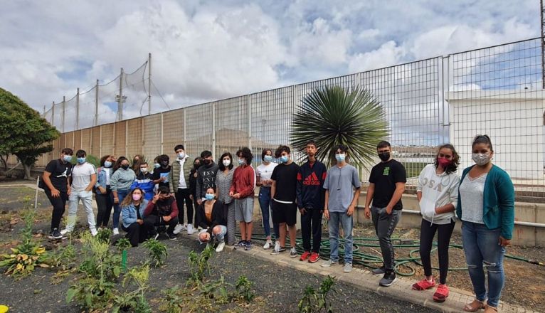 Alumnado y profesorado del proyecto de huerto en el IES Playa Honda