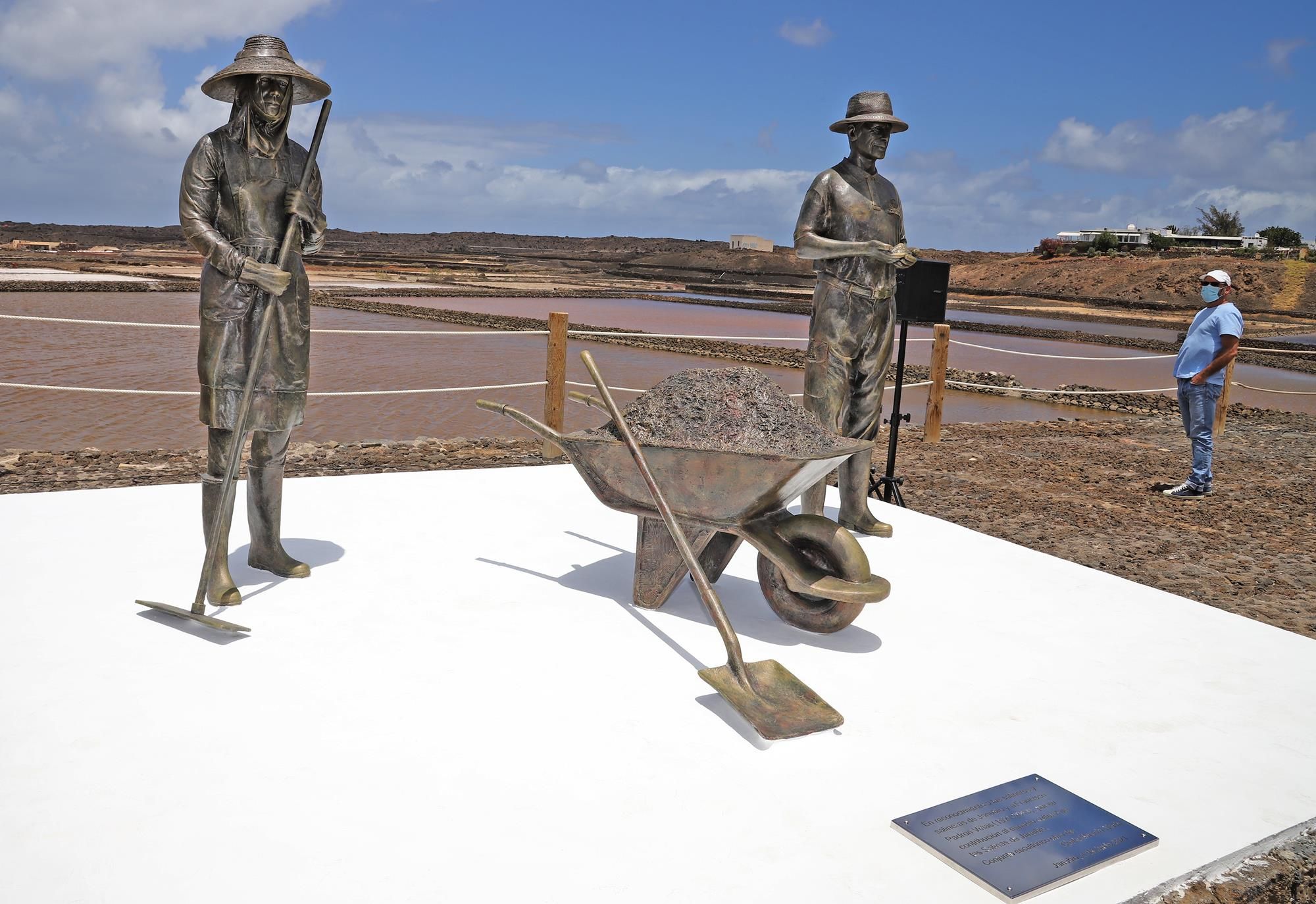 Inauguración de la escultura en homenaje a los salineros y salineras de Janubio