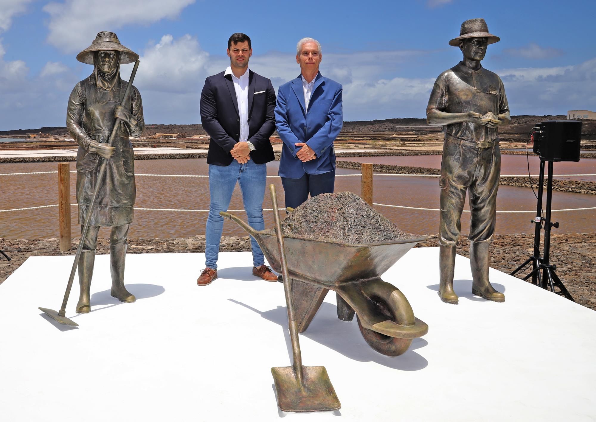 Inauguración de la escultura en homenaje a los salineros y salineras de Janubio