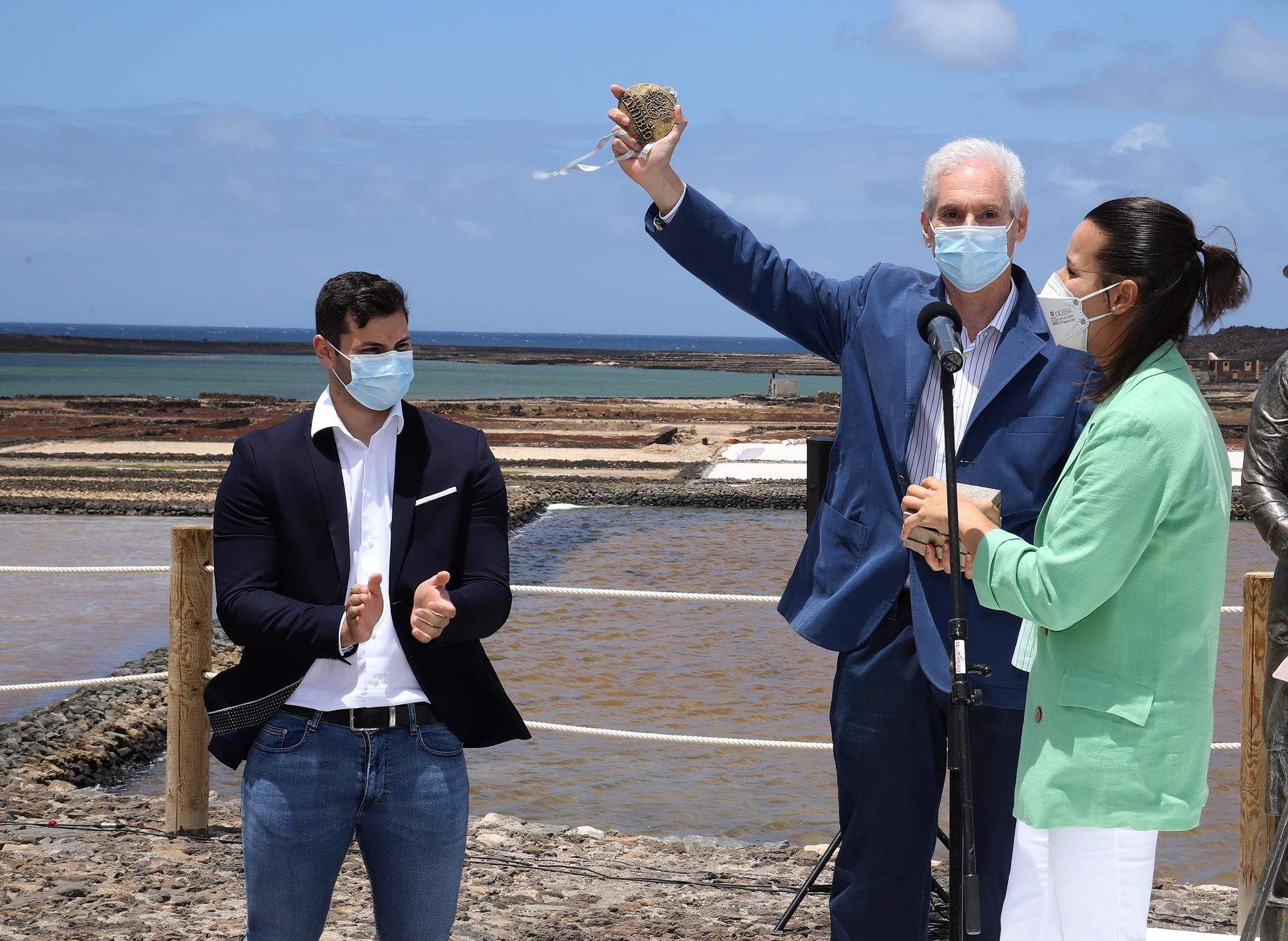 Inauguración de la escultura en homenaje a los salineros y salineras de Janubio