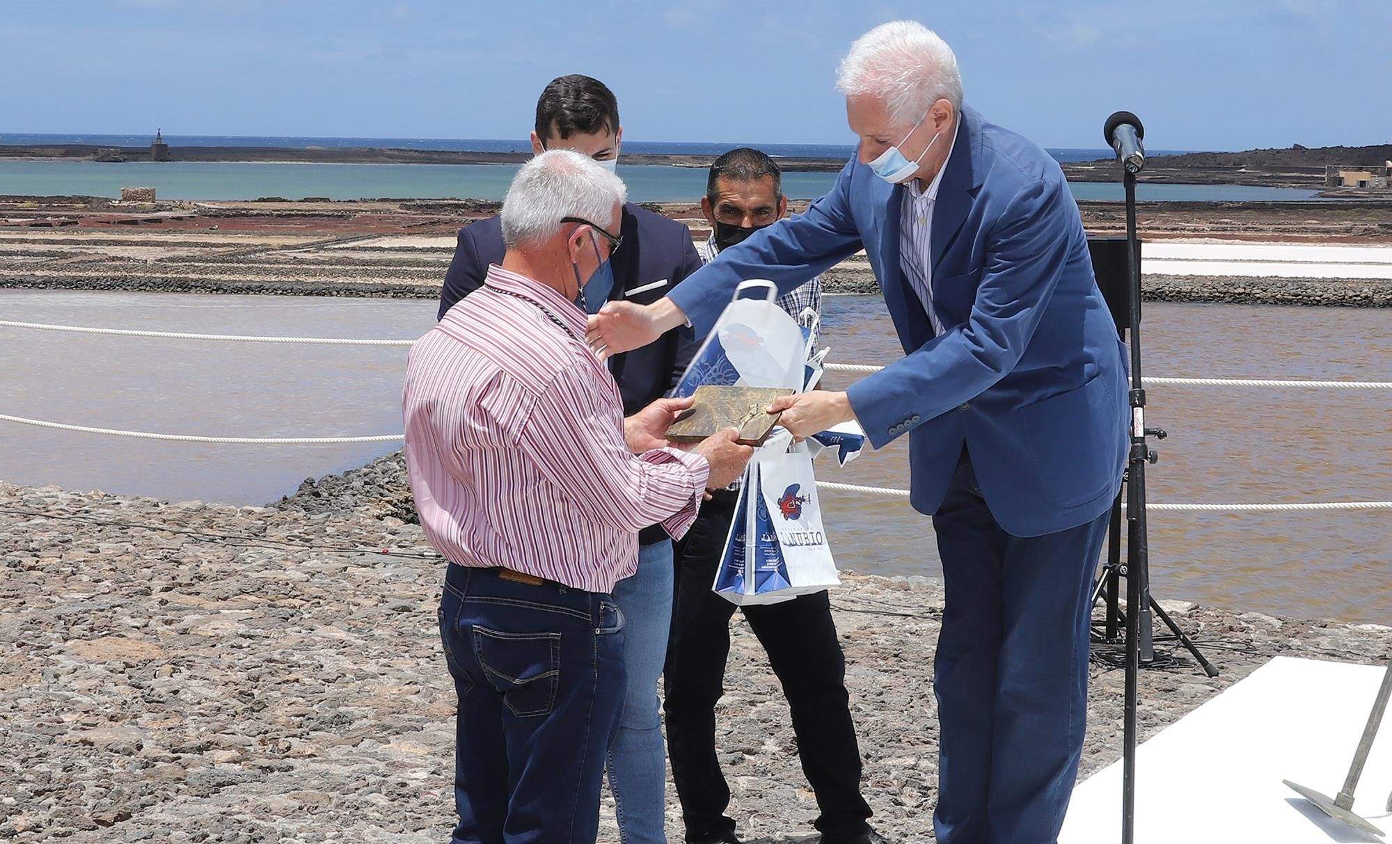 Inauguración de la escultura en homenaje a los salineros y salineras de Janubio
