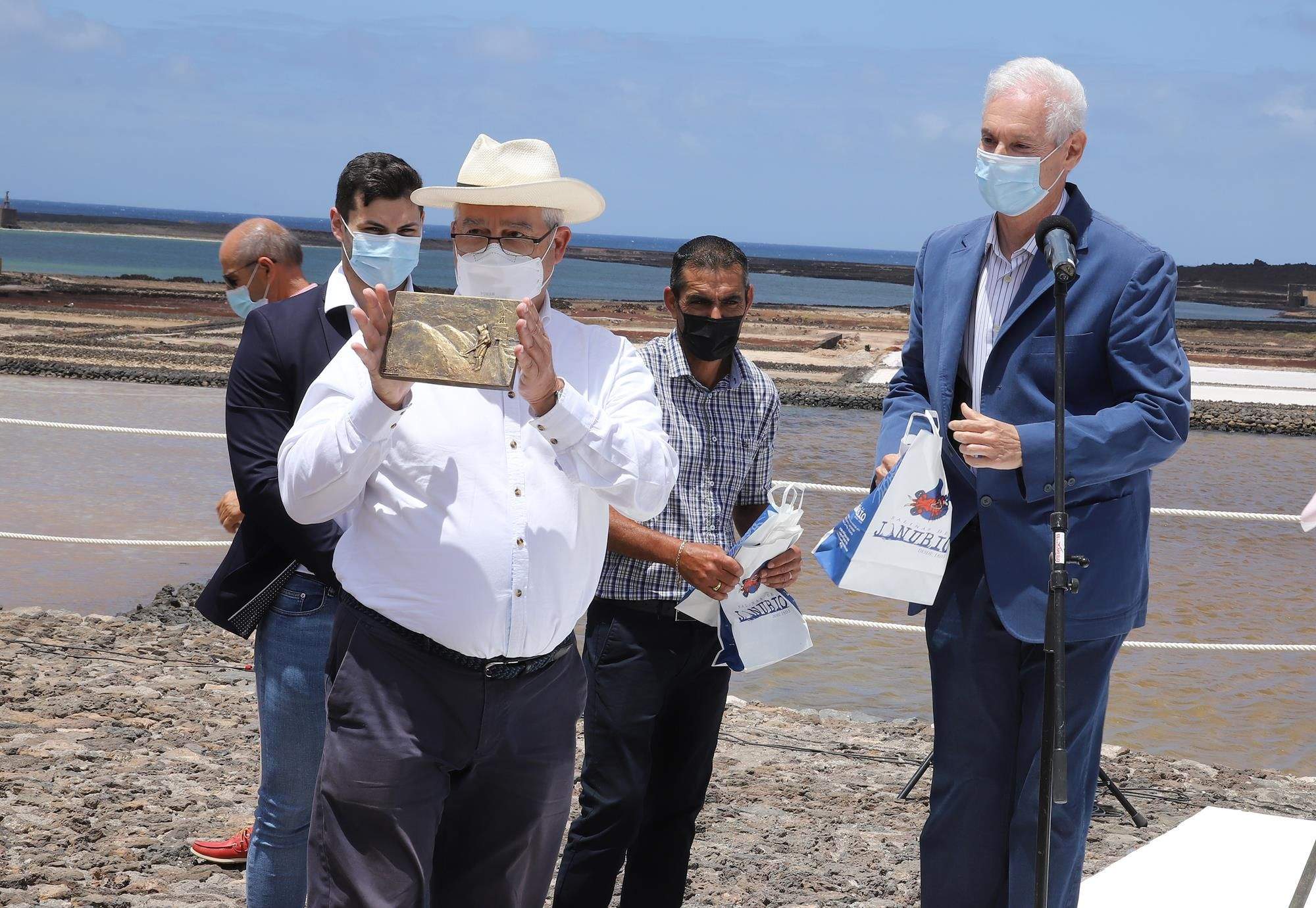 Inauguración de la escultura en homenaje a los salineros y salineras de Janubio