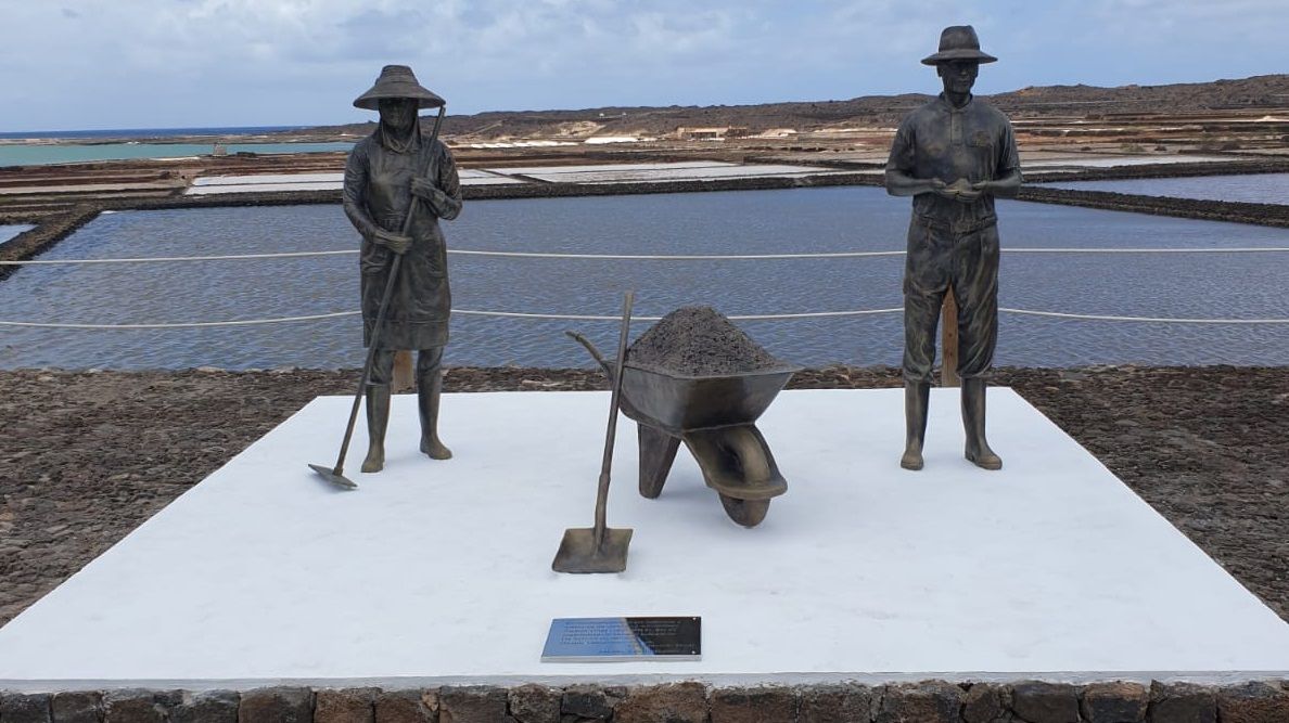 Escultura en homenaje a los salineros y salineras de Janubio