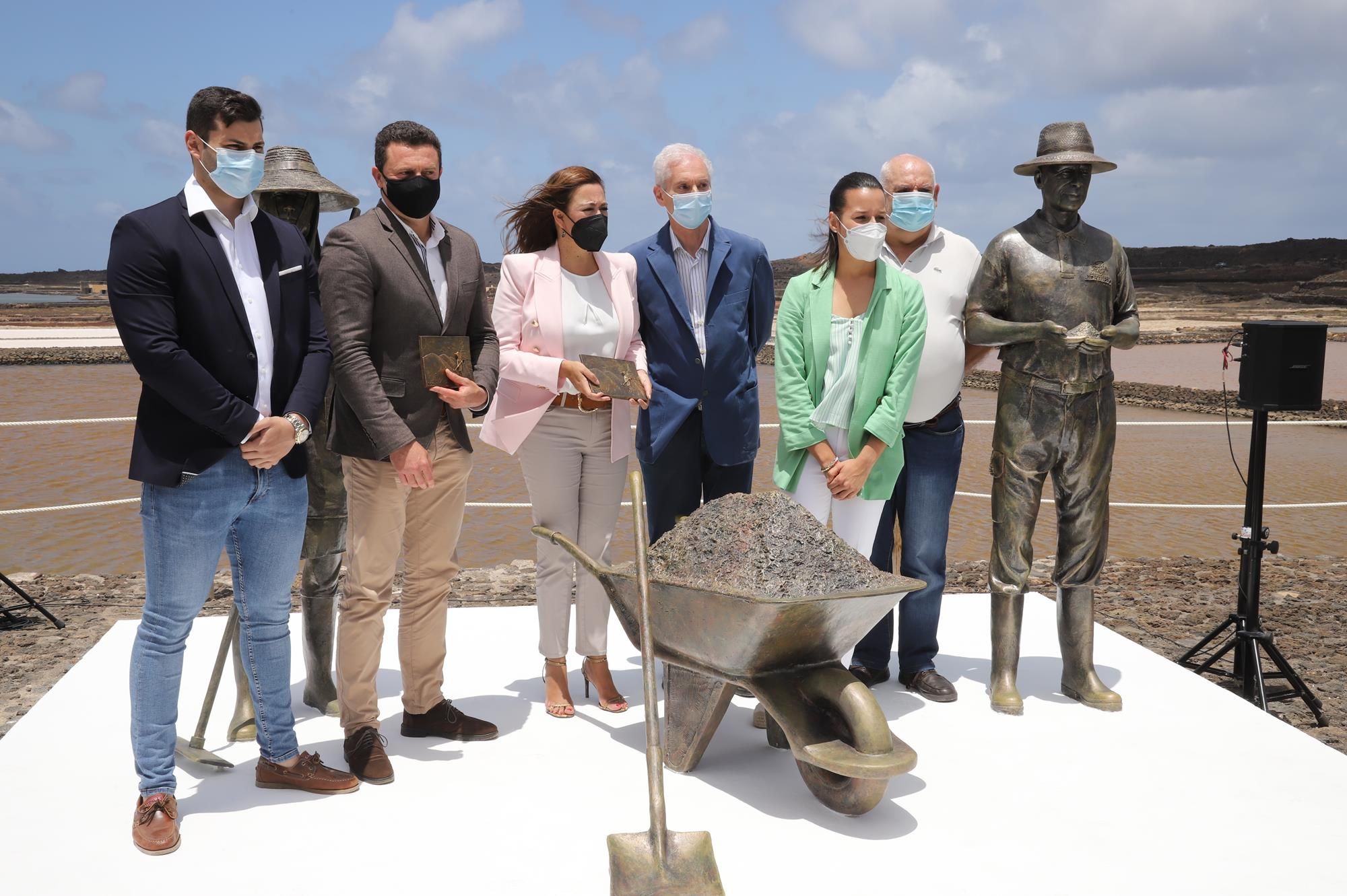Inauguración de la escultura en homenaje a los salineros y salineras de Janubio