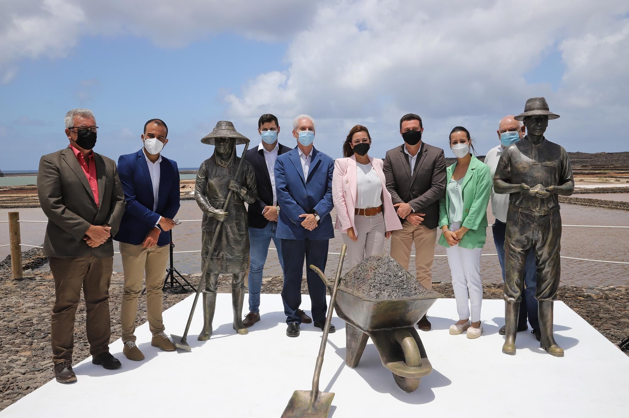 Inauguración de la escultura en homenaje a los salineros y salineras de Janubio