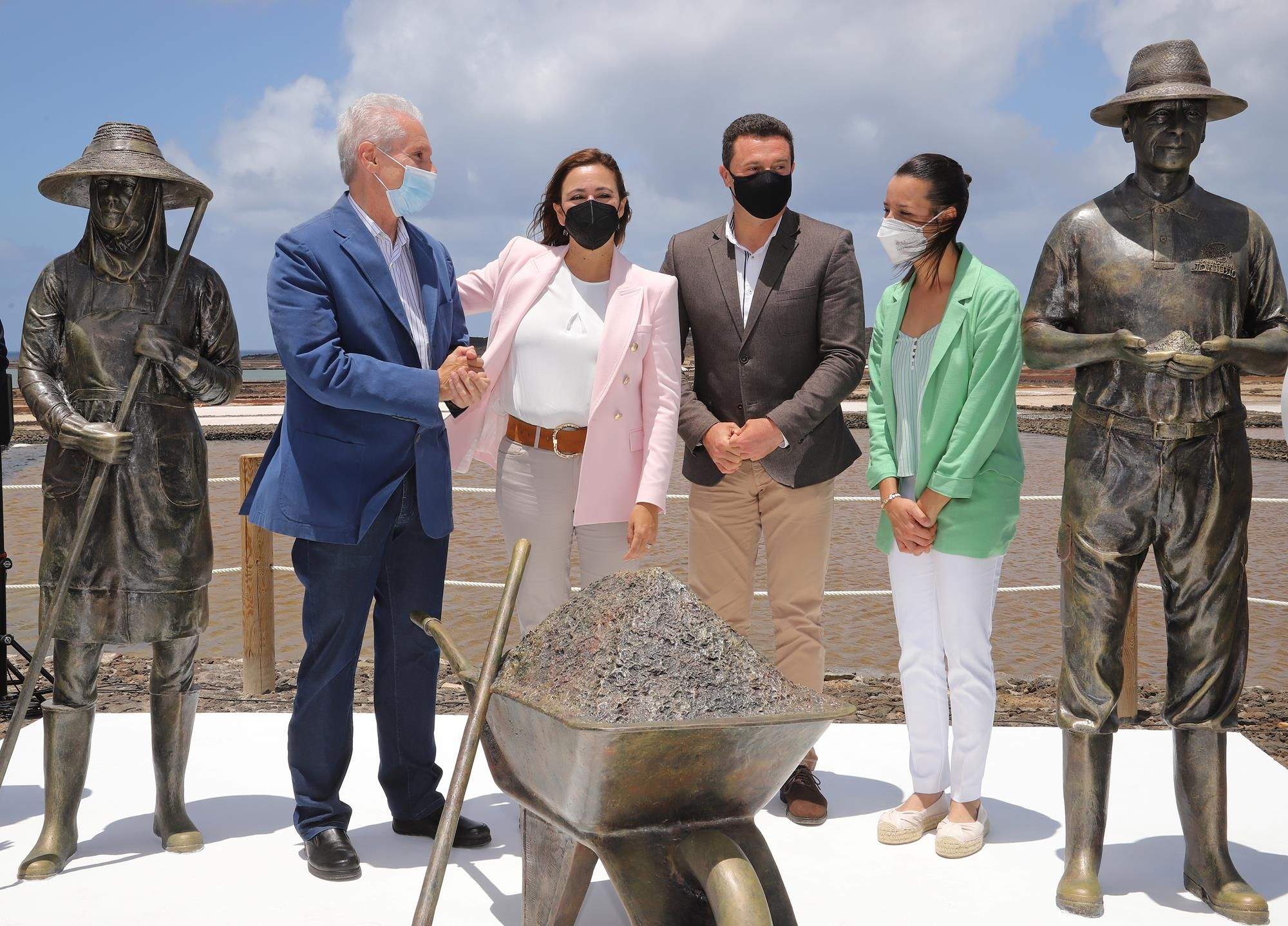 Inauguración de la escultura en homenaje a los salineros y salineras de Janubio