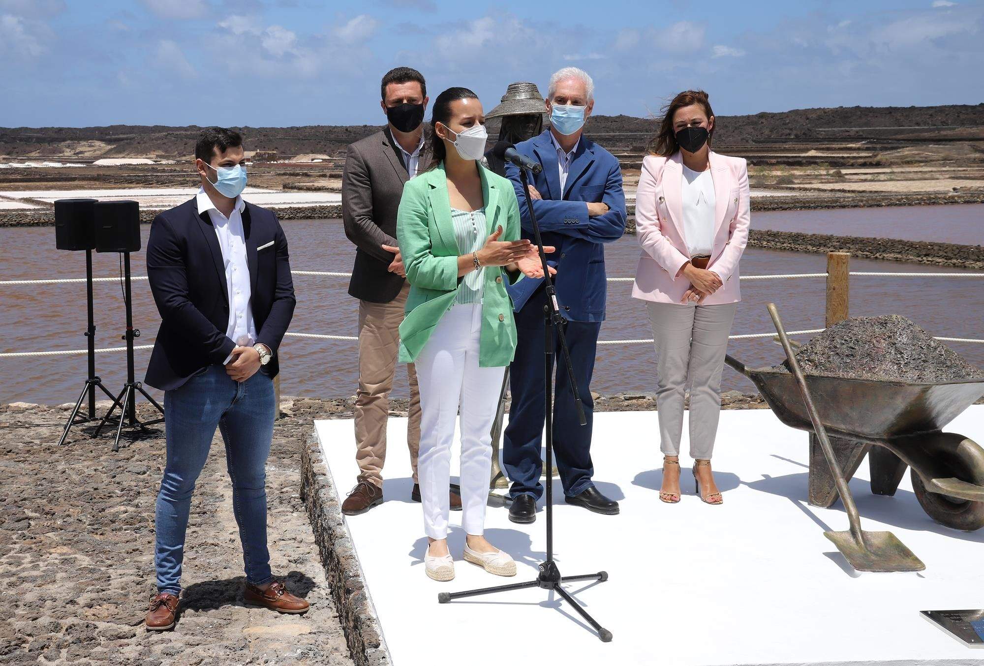 Inauguración de la escultura en homenaje a los salineros y salineras de Janubio