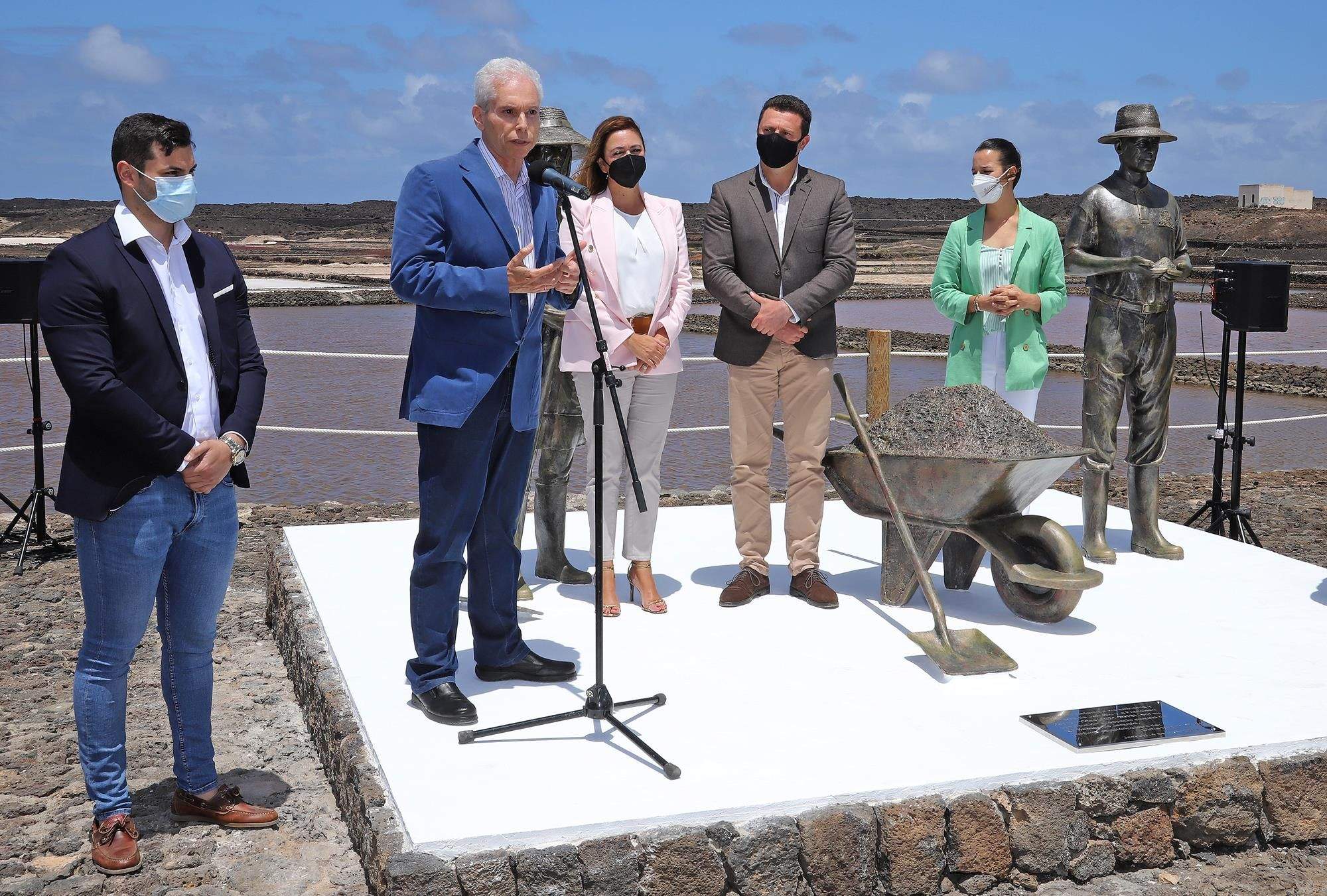Inauguración de la escultura en homenaje a los salineros y salineras de Janubio