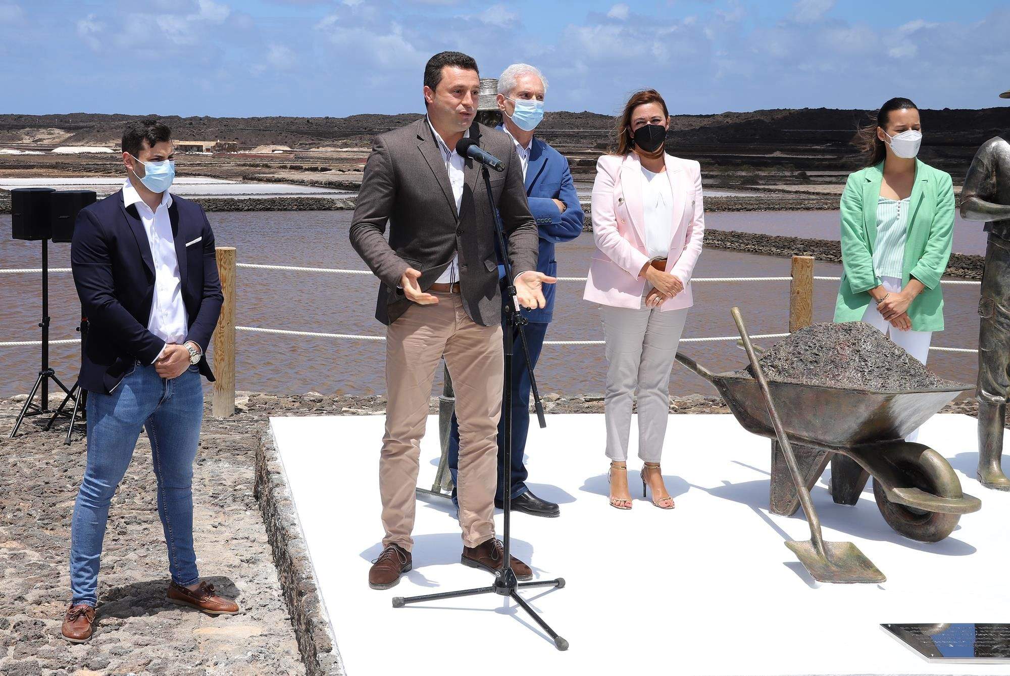 Inauguración de la escultura en homenaje a los salineros y salineras de Janubio