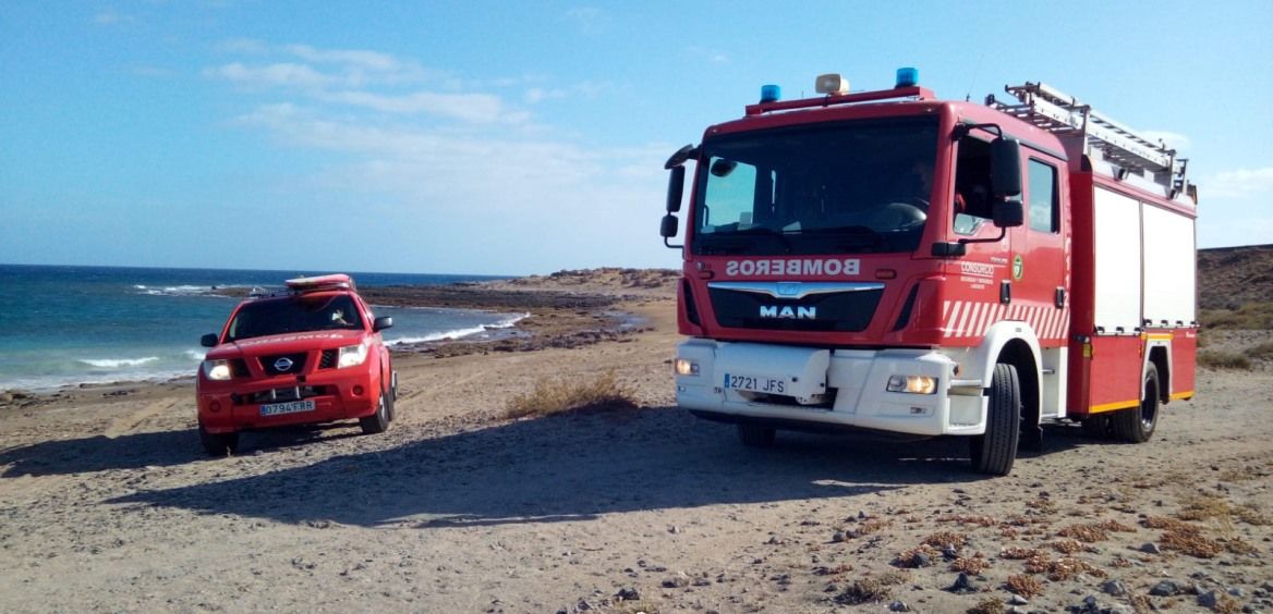 Los bomberos rescatan a dos tripulantes de un catamarán volcado