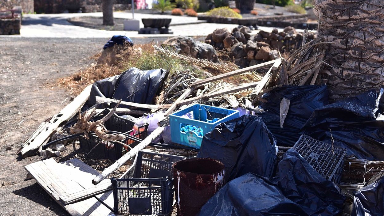 Basura junto a la Casa Mayor Guerra de San Bartolomé