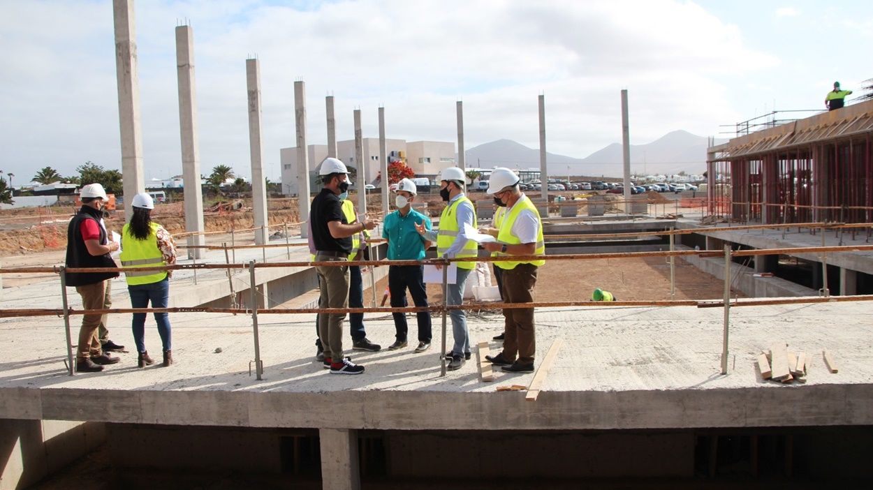 Visita del alcalde de Yaiza a las obras del Pabellón Deportivo de Playa Blanca