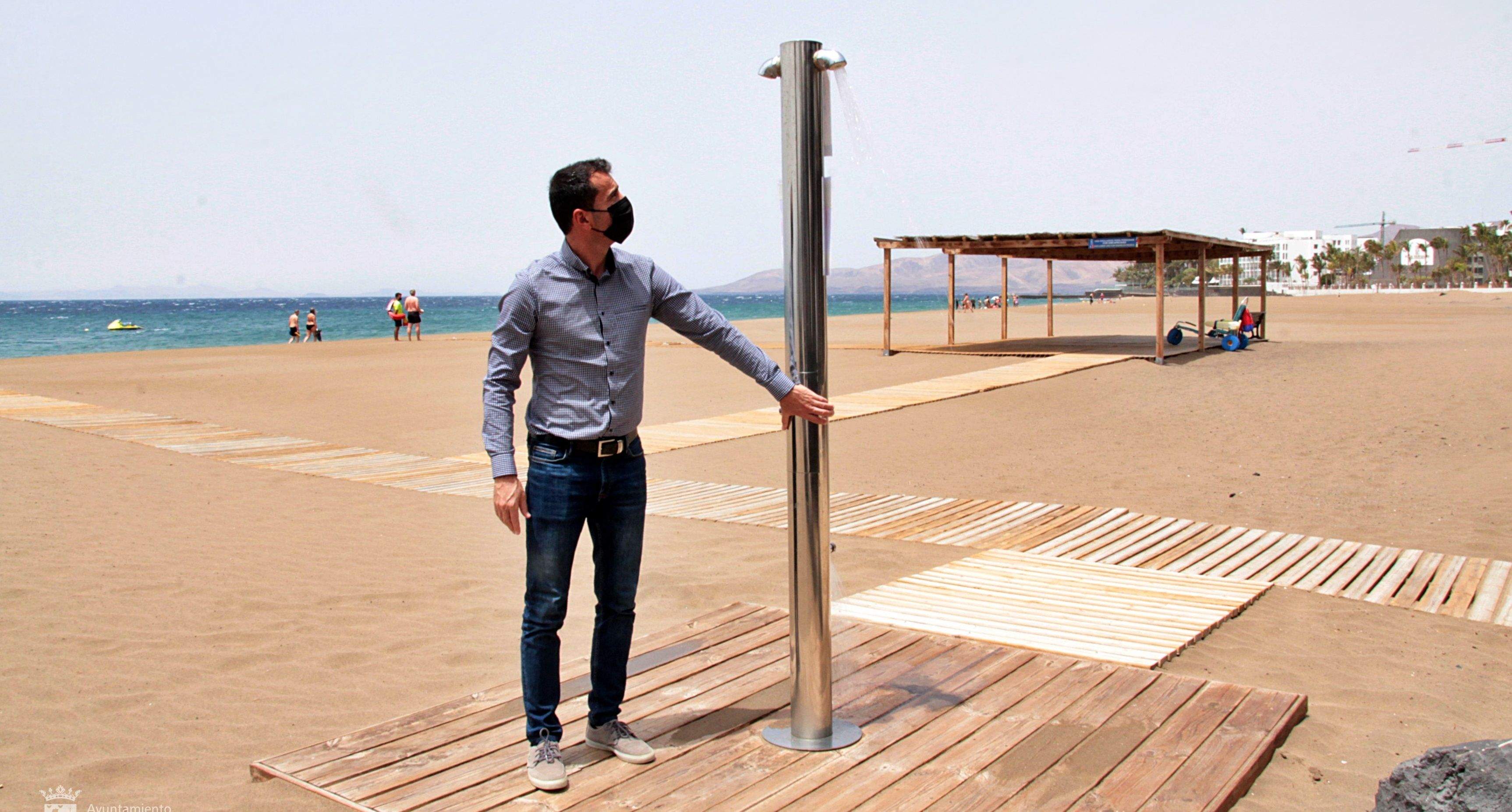 El concejal Mame Fernández, en una de las duchas de Puerto del Carmen