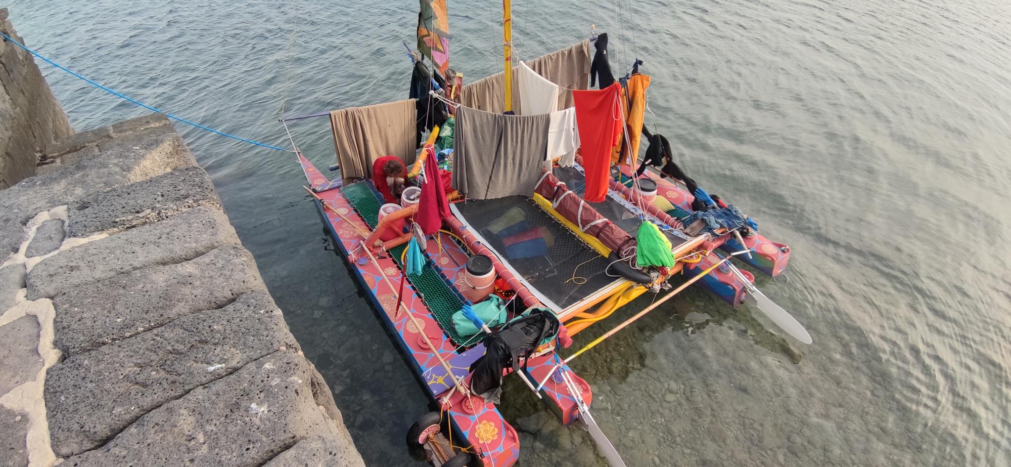Llega a Arrecife un catamarán a lo "Waterworld"