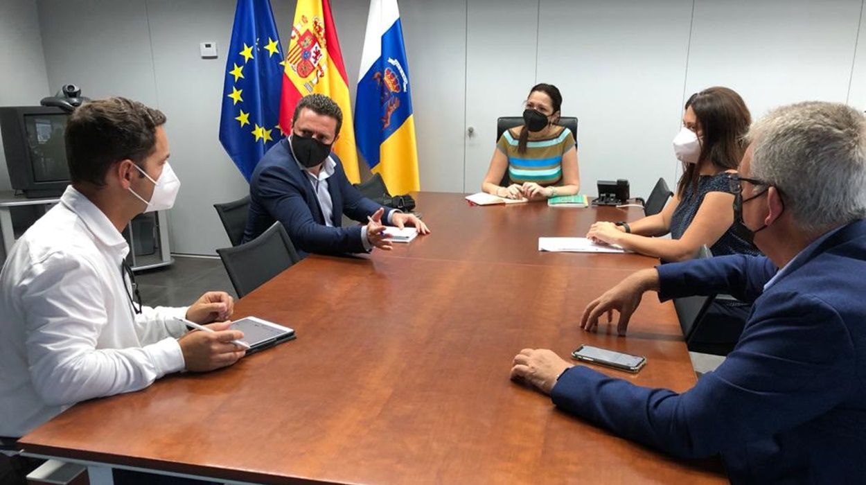Reunión del Ayuntamiento de Yaiza con la directora del Instituto Canario de la Vivienda y su equipo técnico