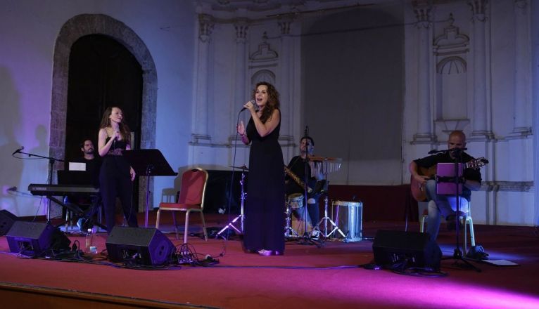 Elvia Plata cantando junto a Beni Ferrer