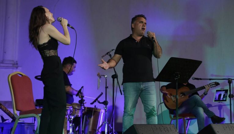 Elvia Plata cantando con Ciro Corujo