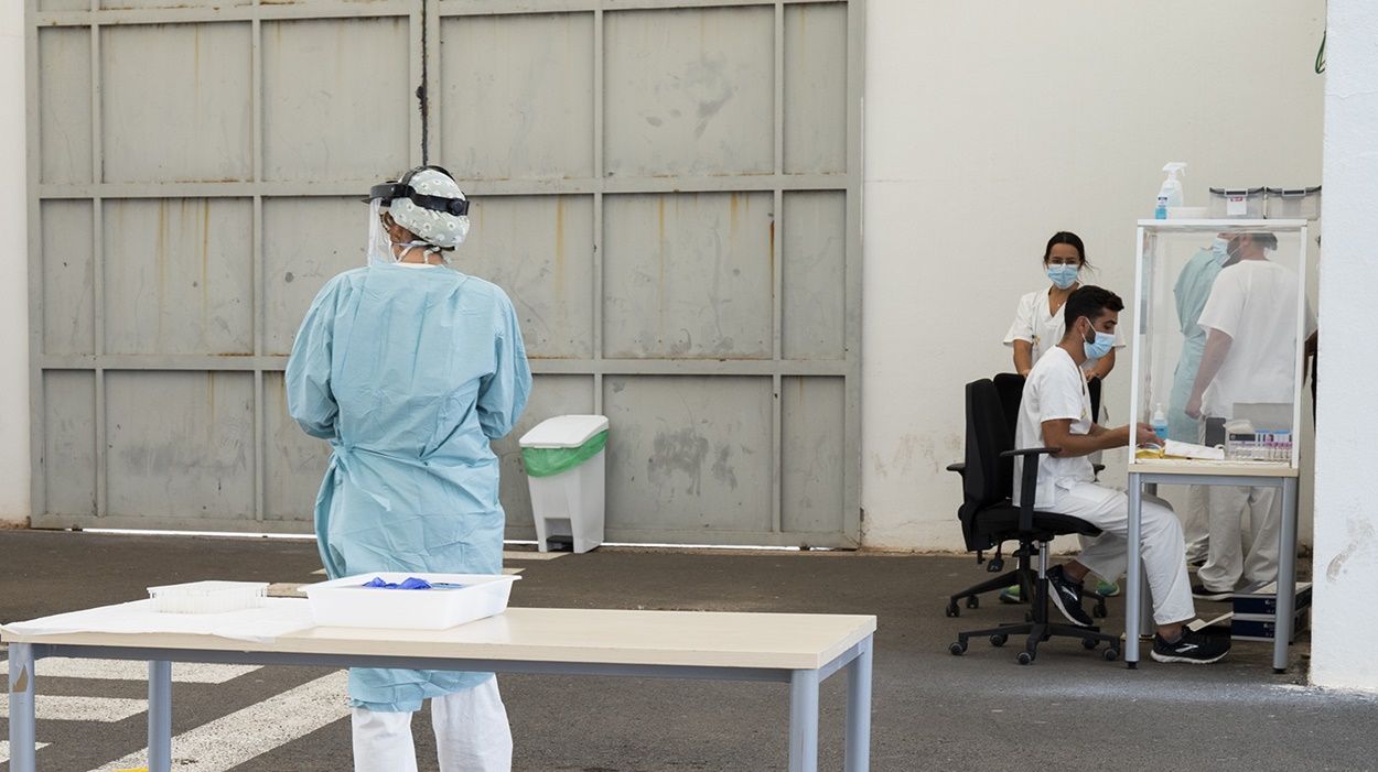 Sanitarios en el Auto Covid del Recinto Ferial de Arrecife