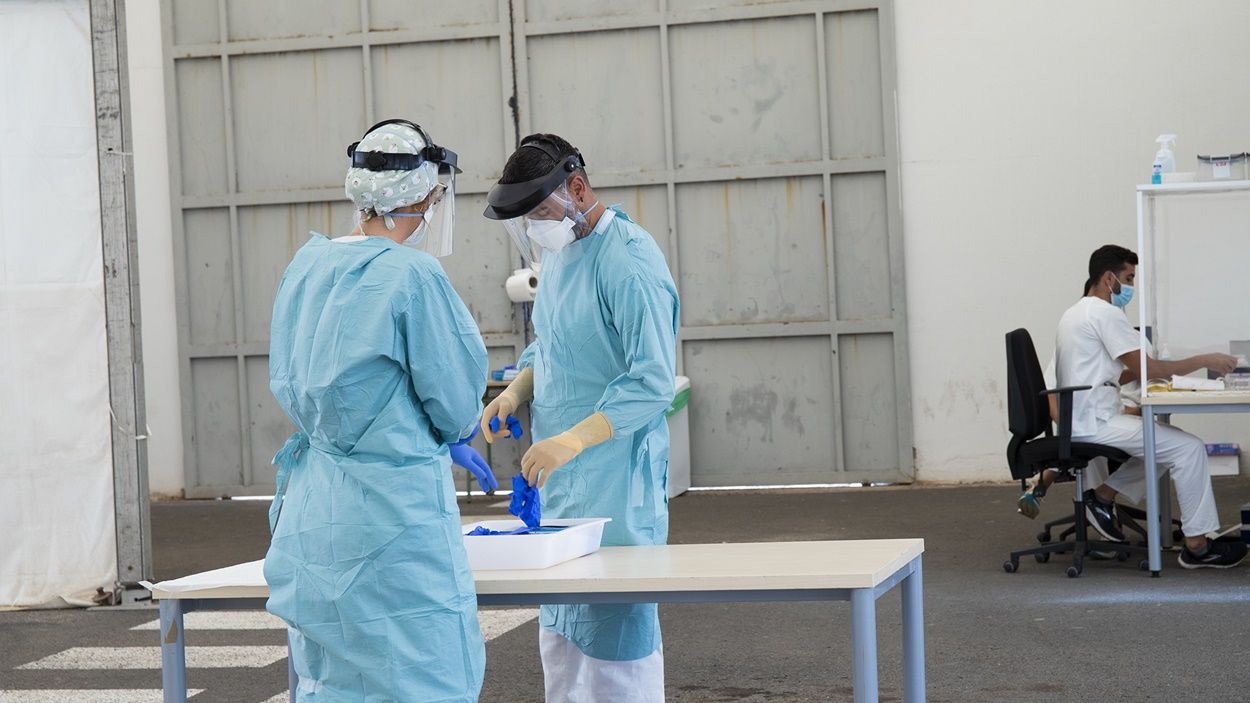 Sanitarios en el Auto Covid del Recinto Ferial de Arrecife