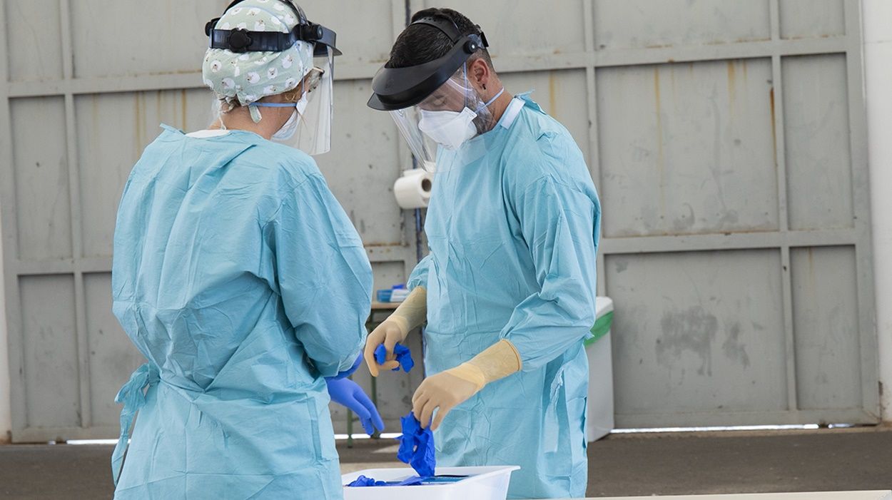 Sanitarios en el Auto Covid del Recinto Ferial de Arrecife