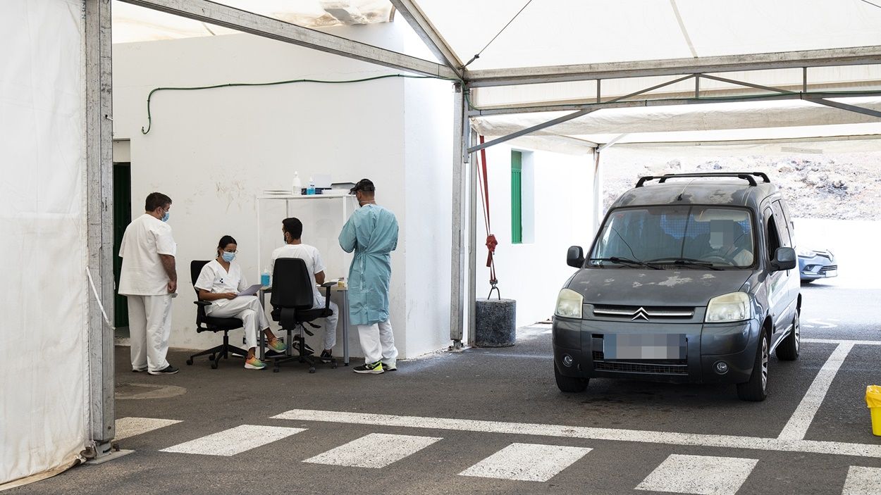 Sanitarios y vehículos en el Auto Covid de Lanzarote