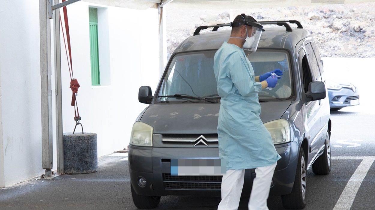 Un sanitario realizando pruebas de Covid 19 en Lanzarote