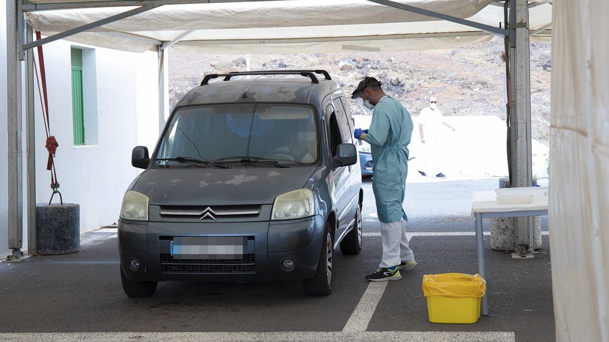 Un sanitario realizando pruebas de Covid 19 en Lanzarote