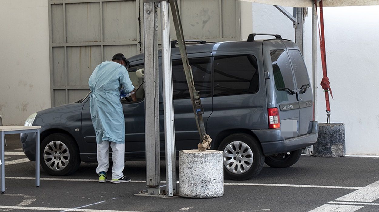 Sanitarios realizando pruebas de Covid 19 en Lanzarote