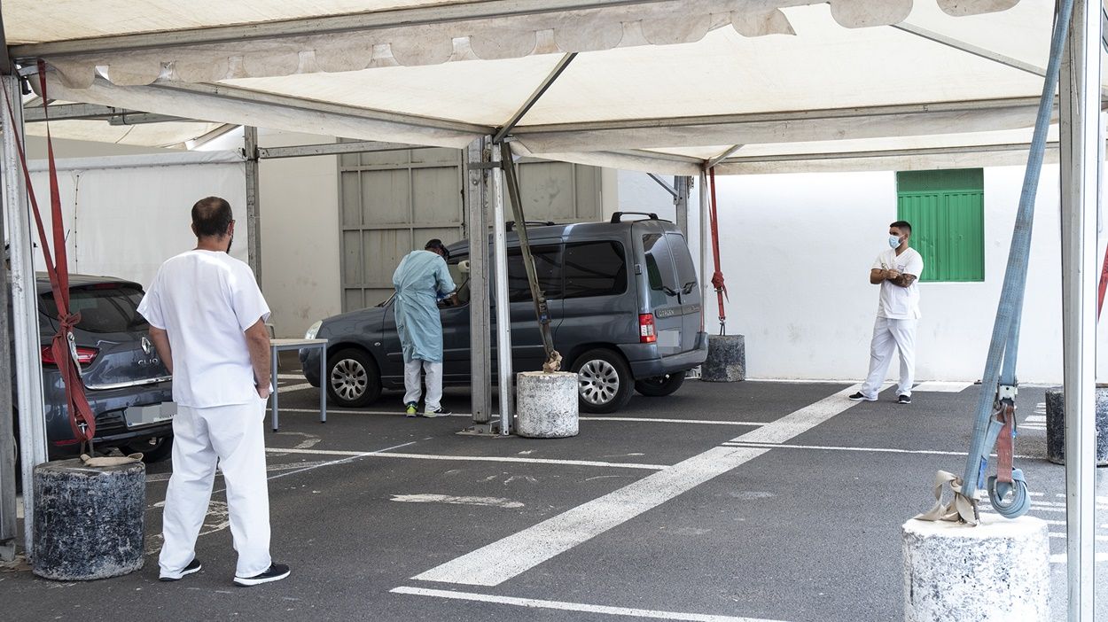 Sanitarios realizando pruebas de Covid 19 en Lanzarote