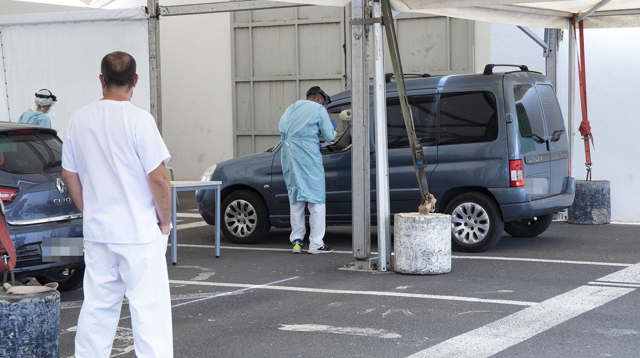 Sanitarios realizando pruebas de Covid 19 en Lanzarote