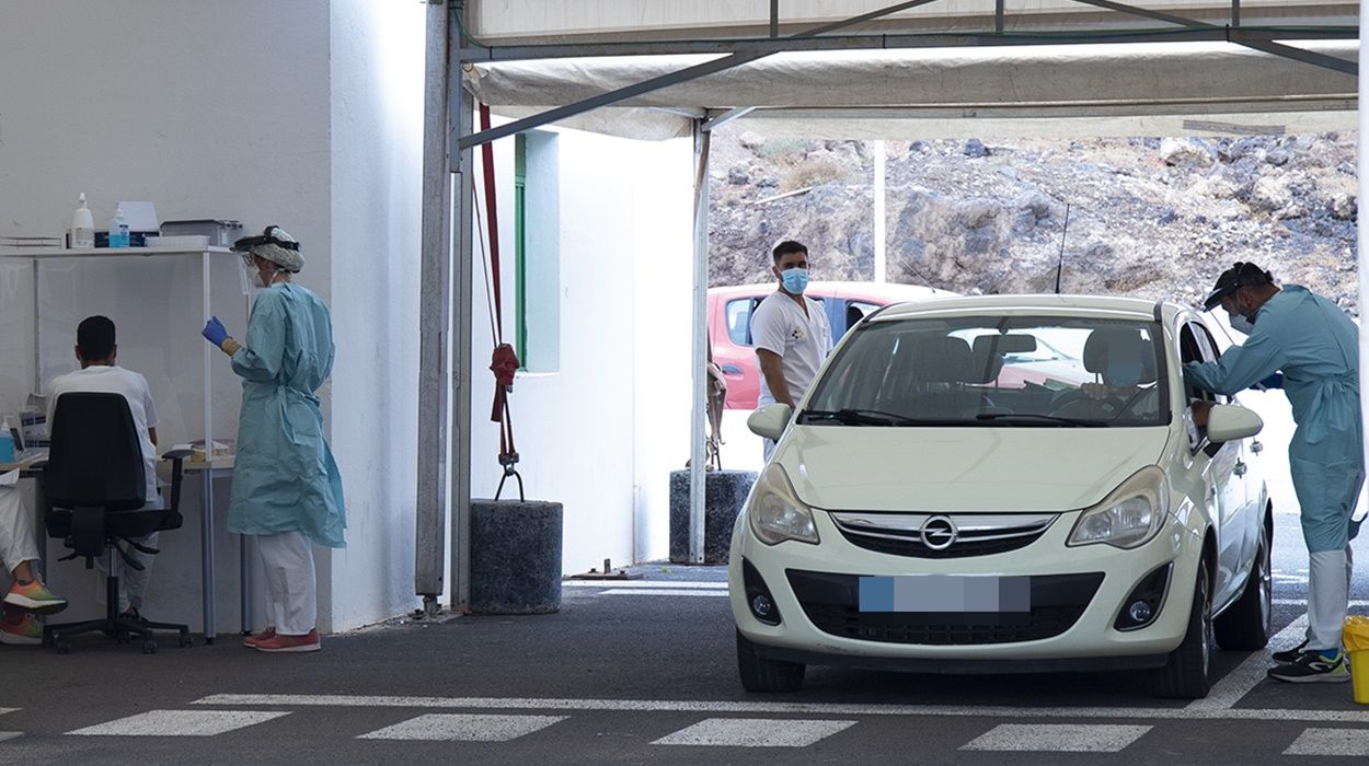 El equipo Covid de Lanzarote recogiendo muestras para PCR 