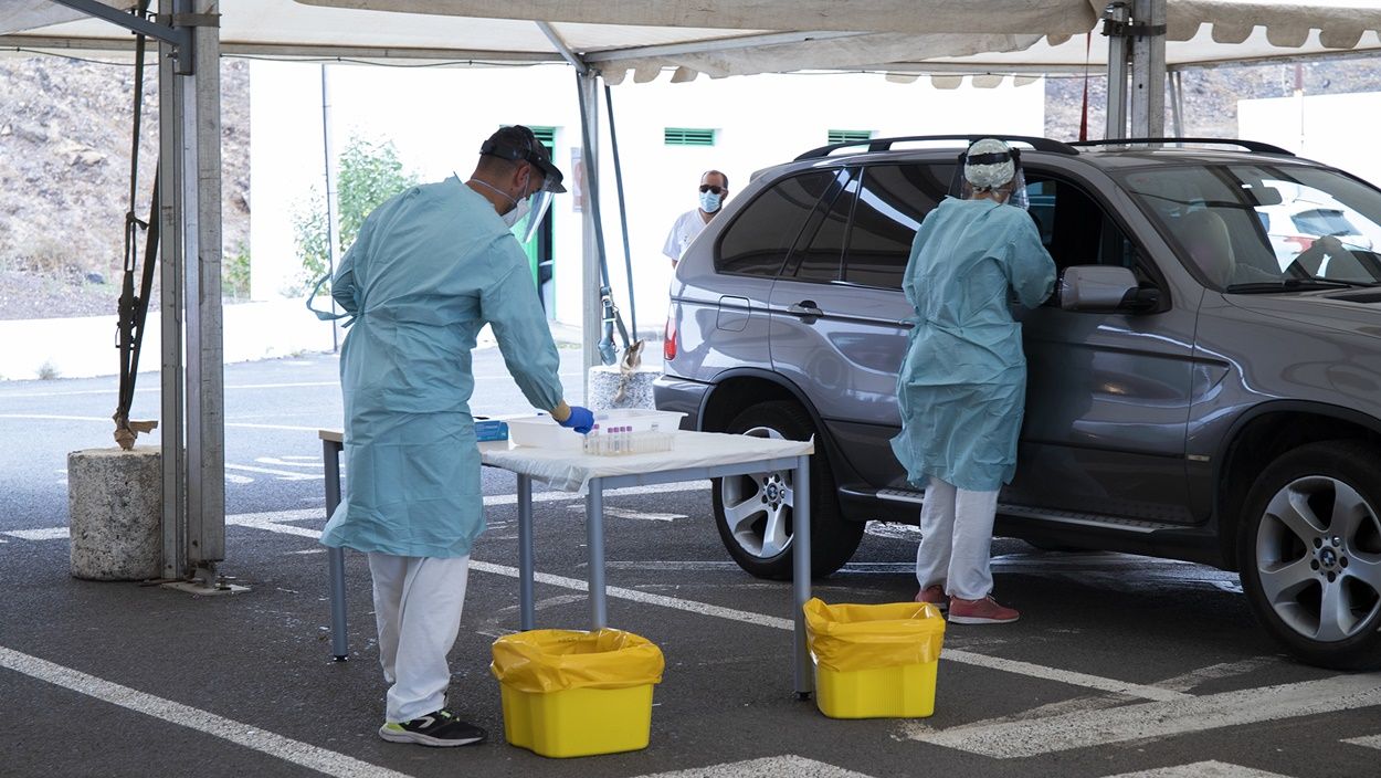 El equipo Covid de Lanzarote recogiendo muestras para PCR 