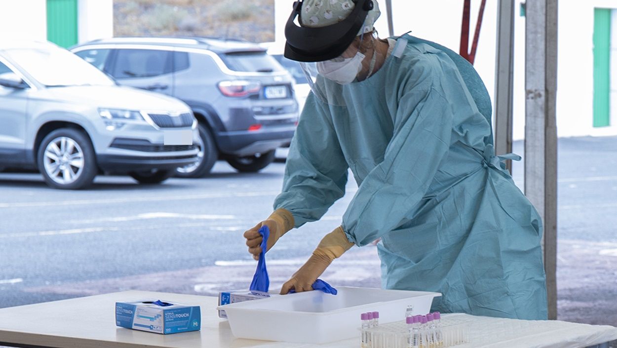 Una sanitaria del equipo Covid de Lanzarote cogiendo unos guantes