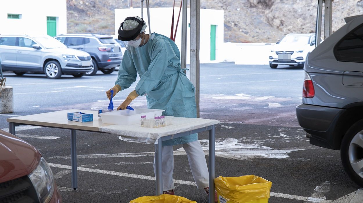 Una sanitaria del equipo Covid de Lanzarote cogiendo unos guantes